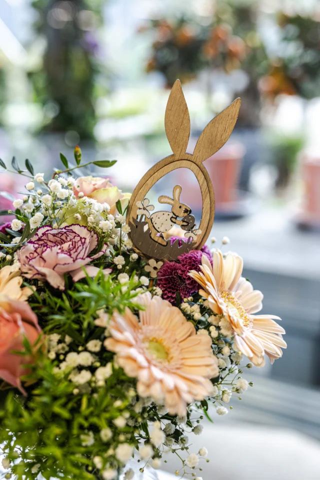 🌼 Frühlingsgefühle to go! 🐰

Unsere frischen, handgebundenen Blumensträuße sind da – jetzt in allen Filialen.
Perfekt für deinen Ostertisch oder als kleine Aufmerksamkeit 💐

#Blumenliebe #Ostern2025 #Frühlingserwacht #Ostern #blumenstrauss