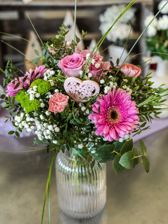 🌸✨ Bald ist Muttertag! ✨🌸

Wir bereiten wunderschöne Blumensträuße vor, um den Mamas eine ganz besondere Freude zu machen. Ob bunt, elegant oder romantisch – bei uns findest du garantiert den perfekten Blumenstrauß, um deiner Mama zu zeigen, wie sehr du sie schätzt.

Komm vorbei und lass dich von unserer Auswahl inspirieren! Gemeinsam machen wir den Muttertag unvergesslich. 💐💖

Wir freuen uns auf deinen Besuch!

#Muttertag #Blumenliebe #Geschenkideen #DankeMama #Blumenstrauß #Familienliebe