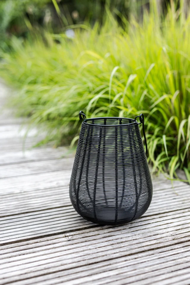 ✨ Verleihe deinem Garten am Abend eine besondere Atmosphäre
Jetzt ist die Zeit um Abends noch im Garten oder auf der Terasse zu sitzen. Unsere stilvollen Metallleuchten in Gold und Schwarz sorgen mit einer Kerze für ein warmes, einladendes Licht. Perfekt, um gemütliche Abende im Freien zu genießen und deinen Außenbereich in ein magisches Licht zu tauchen. 
Hol dir jetzt das besondere Ambiente für deinen Garten bei uns! 🌟🕯️ 

#Gartenideen #Stimmungslicht #Metallleuchten