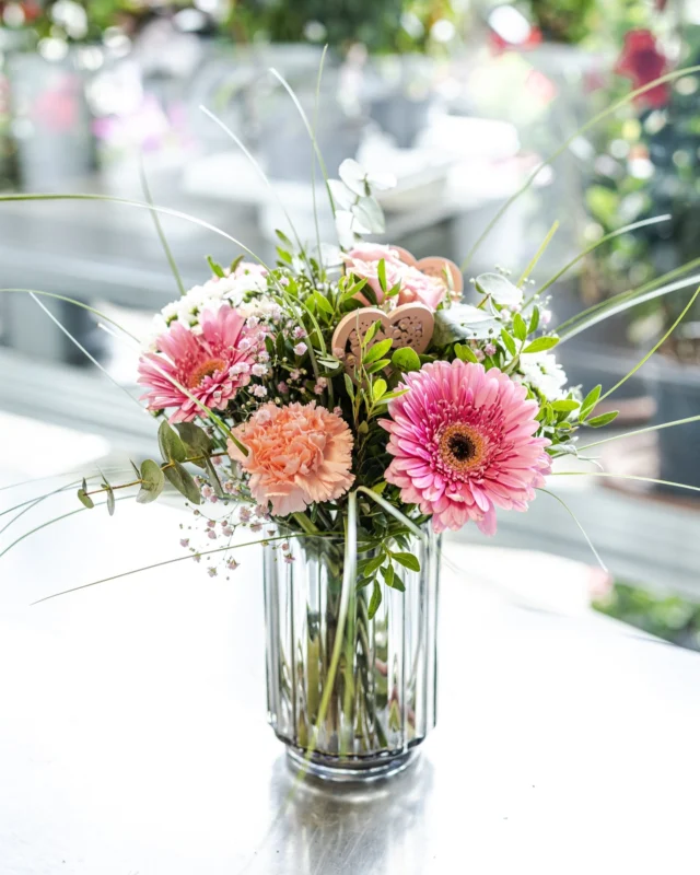 🌸 Muttertag steht vor der Tür! 🌸
Diesen Sonntag ist es wieder soweit – Zeit, Danke zu sagen und unsere Mamas mit Liebe zu überraschen 💐

Wir haben für euch neue, wunderschöne Muttertagssträuße zusammengestellt – frisch, liebevoll gebunden und perfekt, um „Ich hab dich lieb“ zu sagen. 💝

👉 Jetzt direkt vorbeikommen – wir freuen uns auf euch!
#Muttertag #Blumenliebe #DankeMama #Floristik